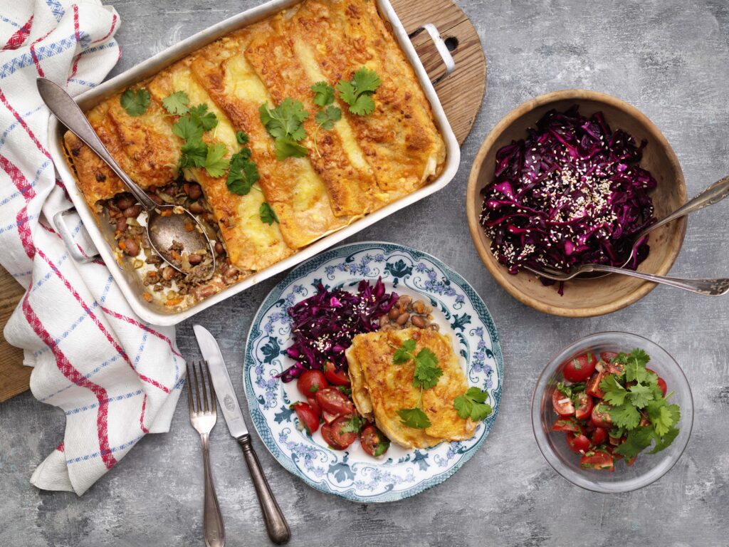 Enchiladas femti-femti med tomatsalsa och rödkålssallad