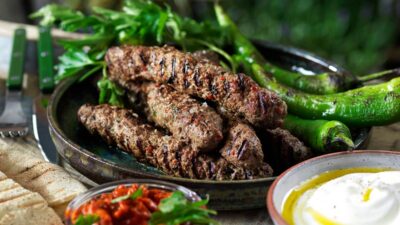 Cevapcici med strimlad lök, ajvar, yoghurt och lepinabröd