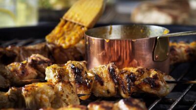 Citrusglazeade grillspett med dijonpotatissallad