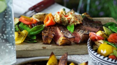 Grillad biff med italienskt kryddsmör och grillade grönsaker