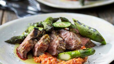 Grillad lammentrecote med sparris och romesco