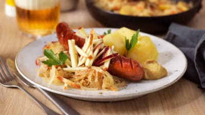 Bratwurst med vinkokt surkål
