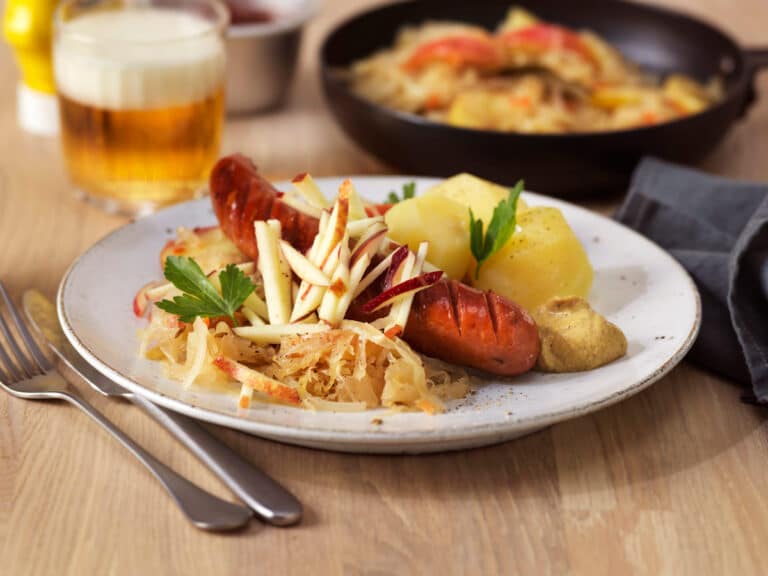 Bratwurst med vinkokt surkål