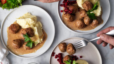 Köttbullar med gräddsås och lingon