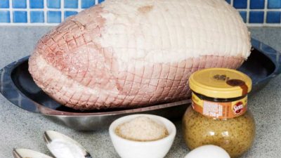 Traditionell griljering av julskinka