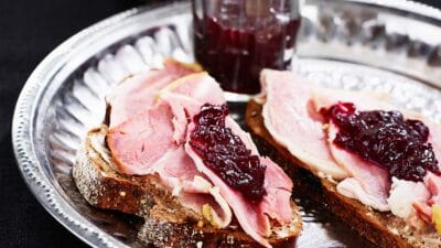 Skinkmacka med rödbetsmarmelad