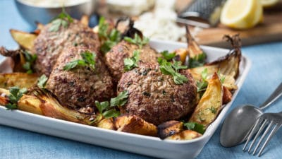Fetaostfyllda lammfärsbiffar med citronyoghurt