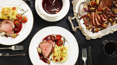 Grillad rostas/luffarfilé, rödvinssås, boeuf bourguignon-garnityr, bakade småtomater, potatis- och jordärtskocksgratäng