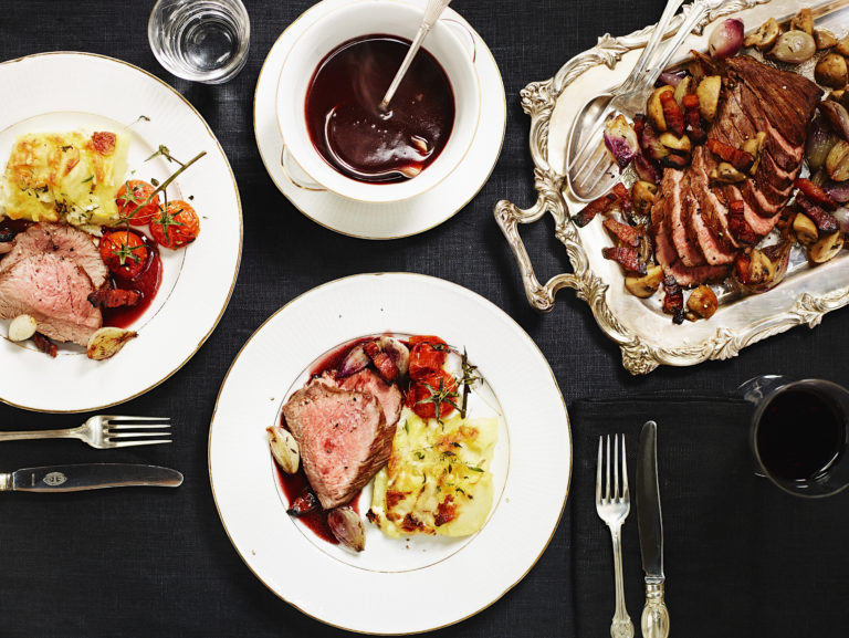 Grillad rostas/luffarfilé, rödvinssås, boeuf bourguignon-garnityr, bakade småtomater, potatis- och jordärtskocksgratäng