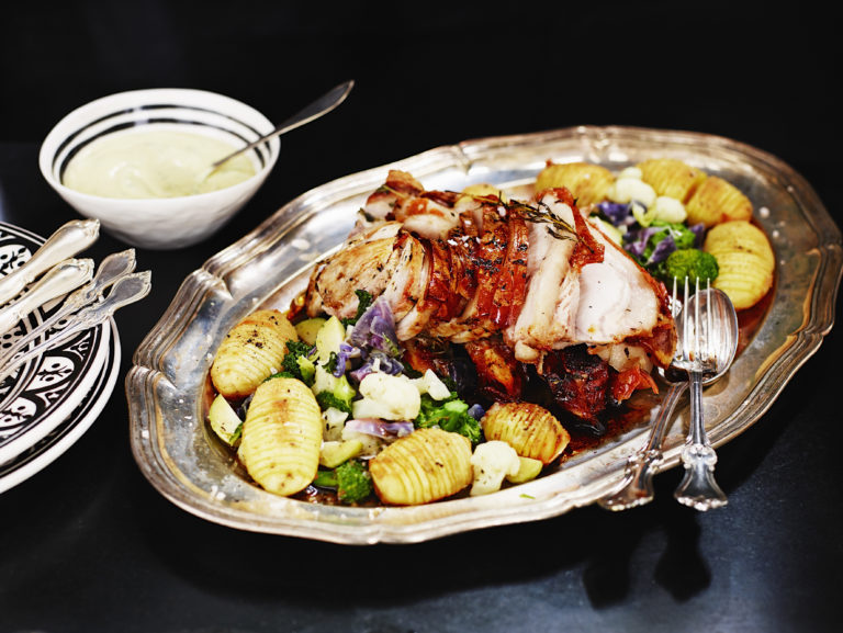 Helstekt kotlettrad med variation på kål, hasselbackspotatis och bearnaisesås