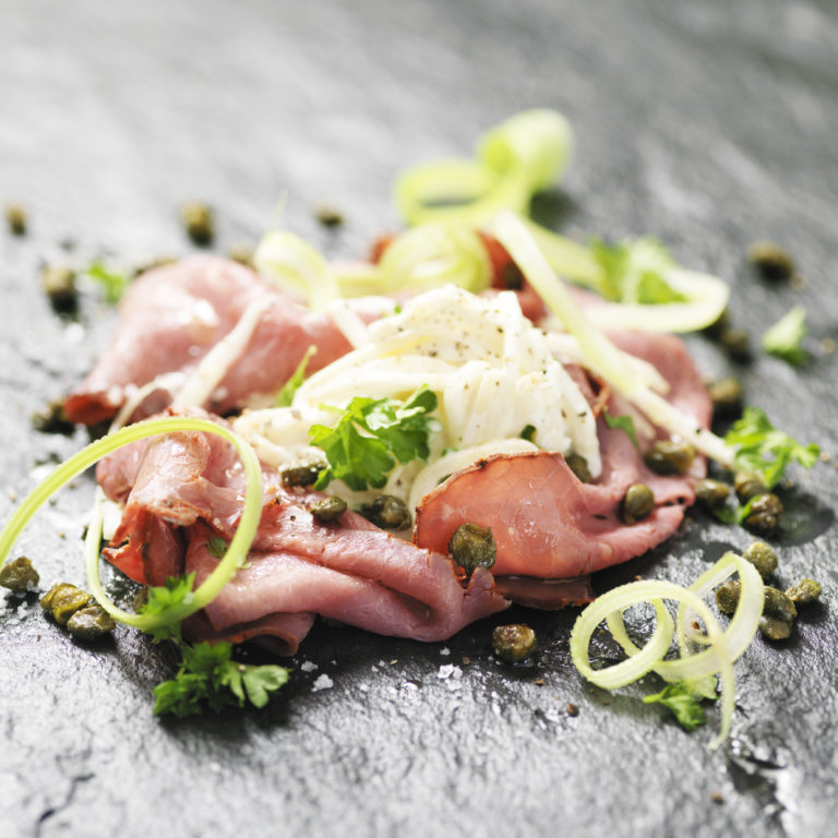 Rostbiff med krämig rotselleri, hyvlad blekselleri och smörstekt kapris