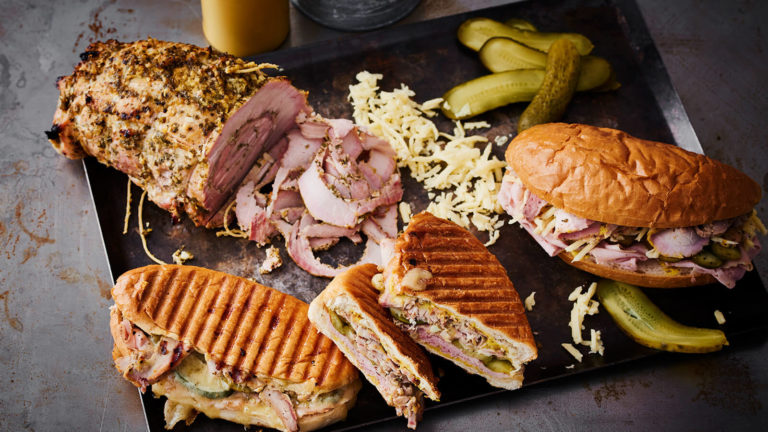 Cuban sandwich med mojomarinerad porchetta på skinkinnanlår