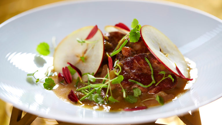 Fläskfilégryta med purjolök, fänkål och äpple