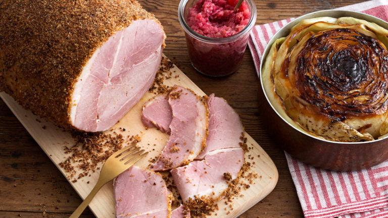 Lökgriljerad julskinka med äppelchutney och sirapsstekt kål