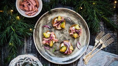Kavring med julkorv, brysselkål och brynt smör