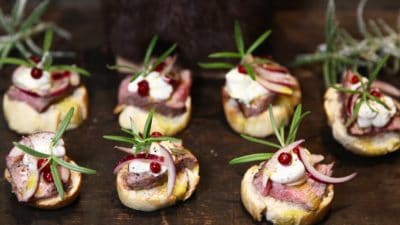 Pinchos med lammrostas, kräm på getost och julpicklad rödlök
