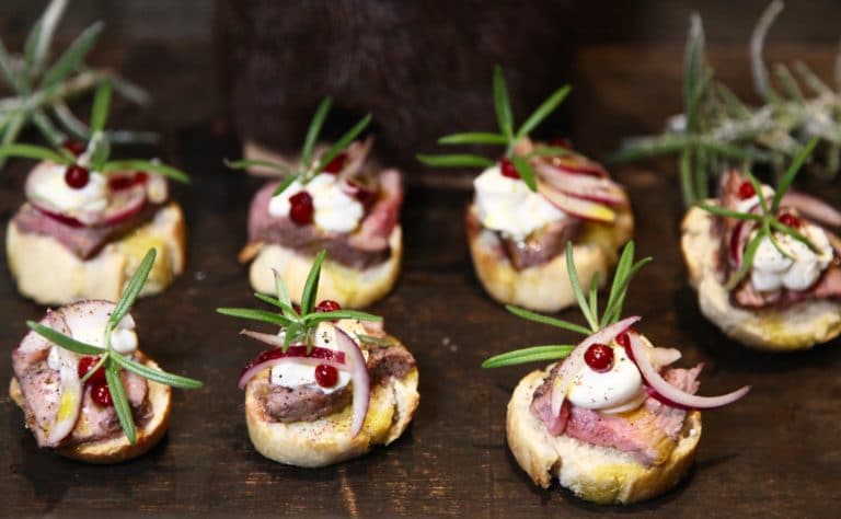 Pinchos med lammrostas, kräm på getost och julpicklad rödlök