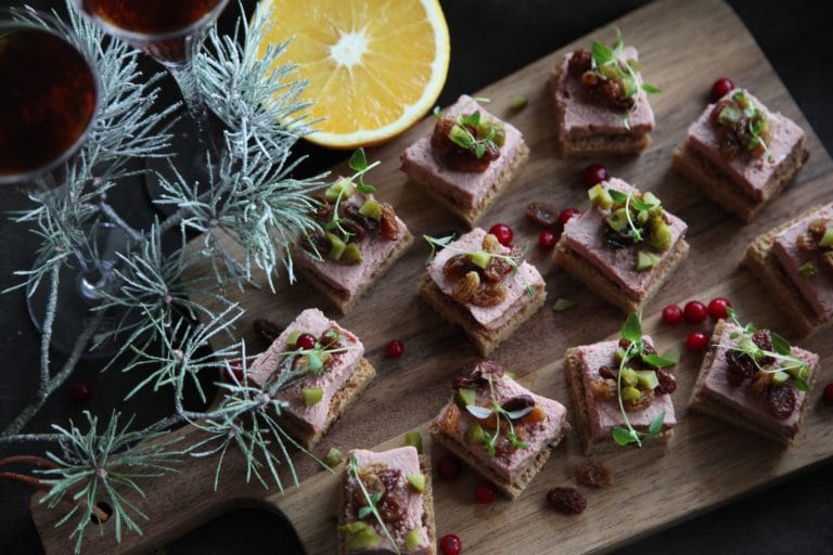 Smörstekt vörtbröd med leverpastej, romrussin och cornichons