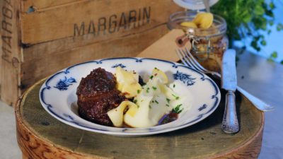 Rödvinsbrässerad ox- och griskind med tryffelpotatispuré och senapspicklad kålrot