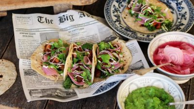 Taco med långbakad fläsksida, hembakt tortillabröd, kål och ärtgucamole