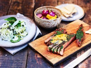 Flankstek chimichurri med Moses kryddsmör och läckra grönsaker