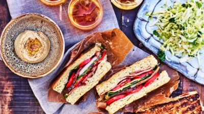 Grillad focaccia med gulärtshummus och grillrester