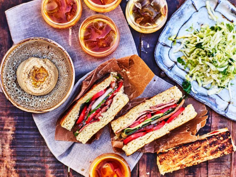 Grillad focaccia med gulärtshummus och grillrester