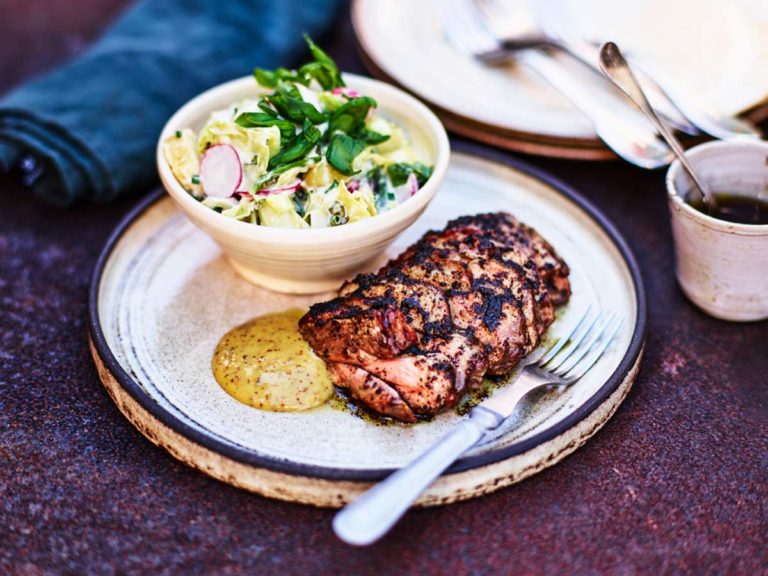 Grillad lammrostbiff med svart vitlöksglaze och grillad knipplök
