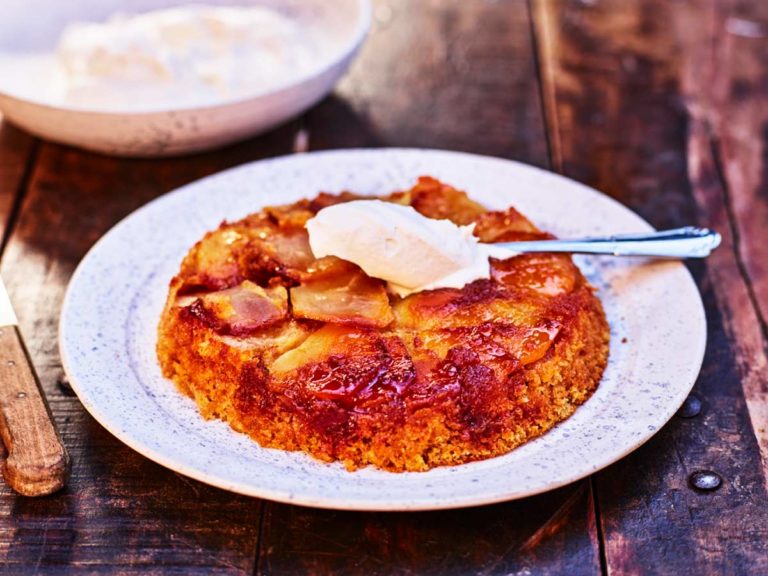 Grillad upp och ner-kaka med karamelliserad frukt och grillad grädde