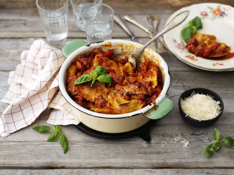 Gratäng med råkorvsfräs, färska tortellini, spenat och tomatsås