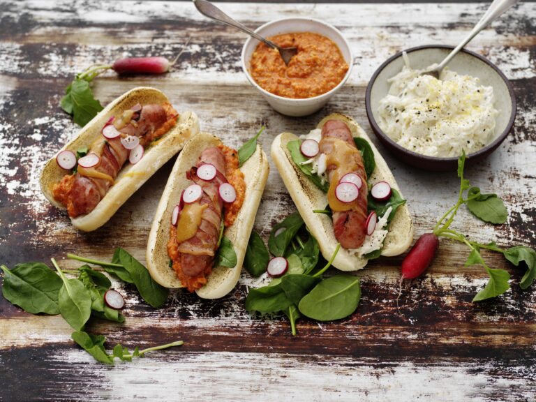 Baconlindad råkorv med bröd, romesco och sellerisallad