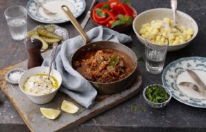 Gulasch med gnocchi och plockiga tillbehör