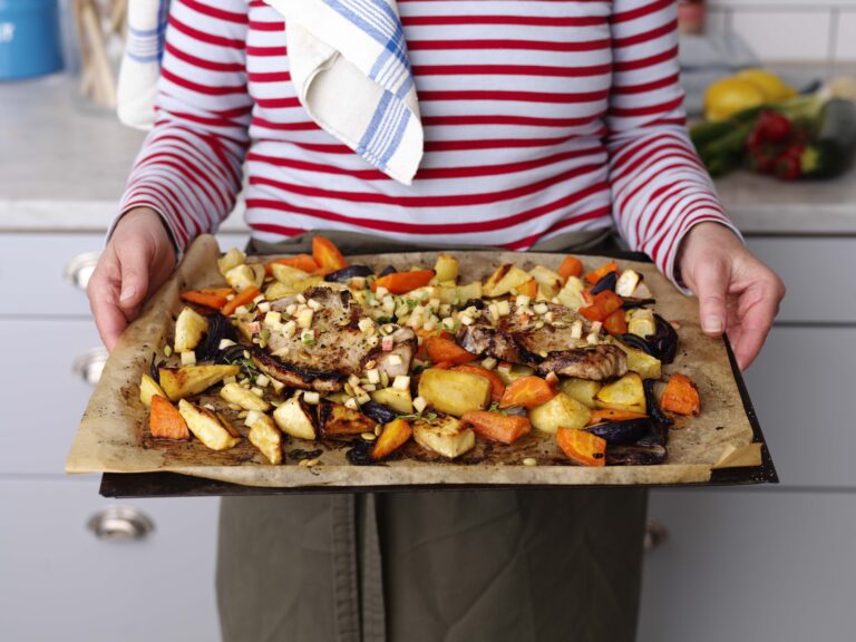 På plåten – fläskkotlett med crunch på äpple och pumpafrön med honungs och senapsrostade rotfrukter