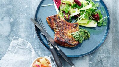 Grillade fläskkotletter med salsa verde och snabbpickles