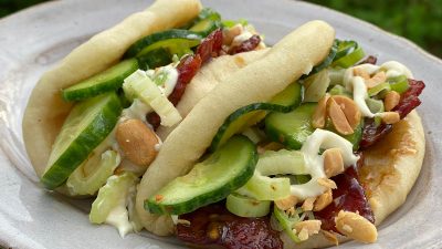 Bao med klibbigt sötsyrligt fläsk, nötter och picklad gurka