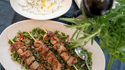 Rosmarinmarinerade lammspett med gräddfilstzatziki