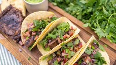 Flankstekstacos med bondböns-guacamole och sötsyrlig rabarbersalsa