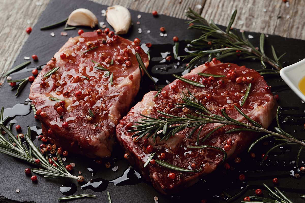 K&ouml;tt med &ouml;rter och ros&eacute;peppar