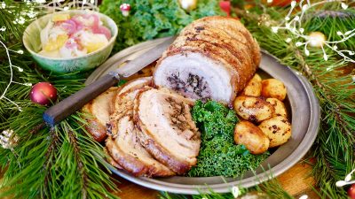 Porchetta med apelsin- och fänkålssallad och rostad potatis