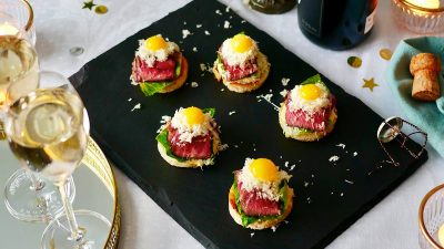 Bookmaker toast-snittar med confiterade vakteläggulor