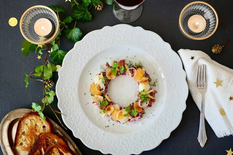 Tartar på oxfilé med dragonmajonnäs och jordärtskocka