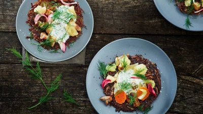 Råraka med krispigt fläsk, picklade grönsaker och pepparrotskräm