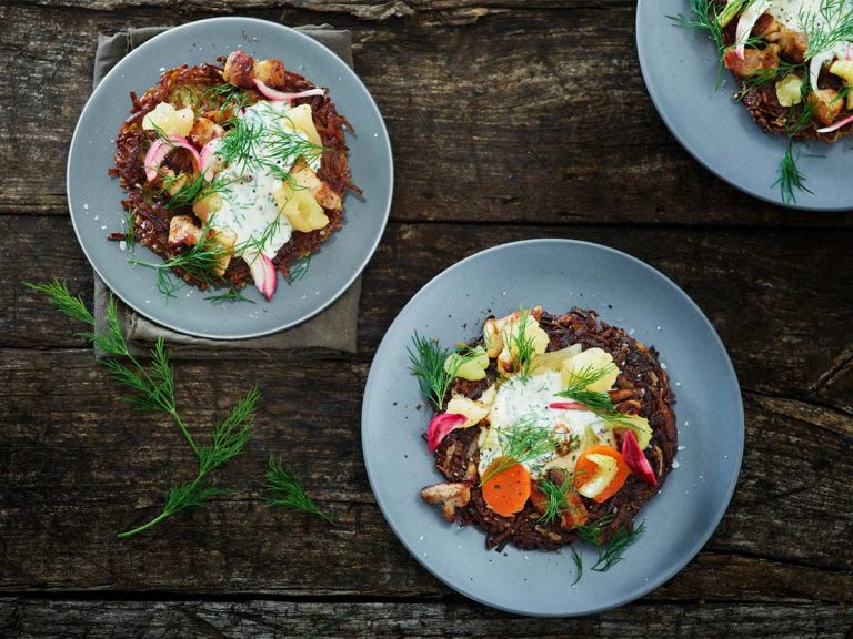 Råraka med krispigt fläsk, picklade grönsaker och pepparrotskräm