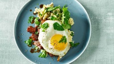 Filippinsk adobo med blomkål, solrosfrön och stekt ägg