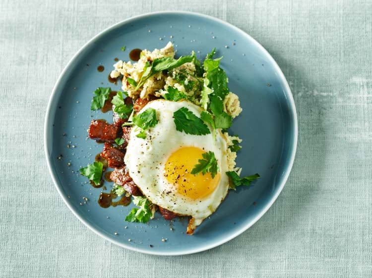 Filippinsk adobo med blomkål, solrosfrön och stekt ägg