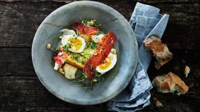 Ägg och bacon med bakad rotselleri och krassemajonnäs