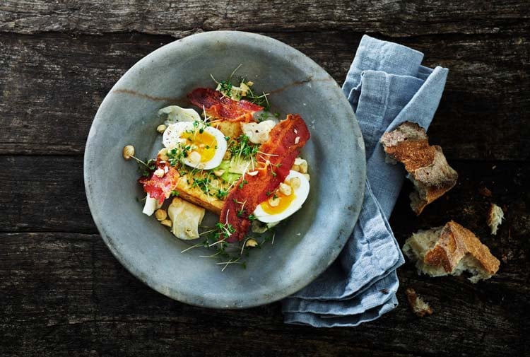 Ägg och bacon med bakad rotselleri och krassemajonnäs