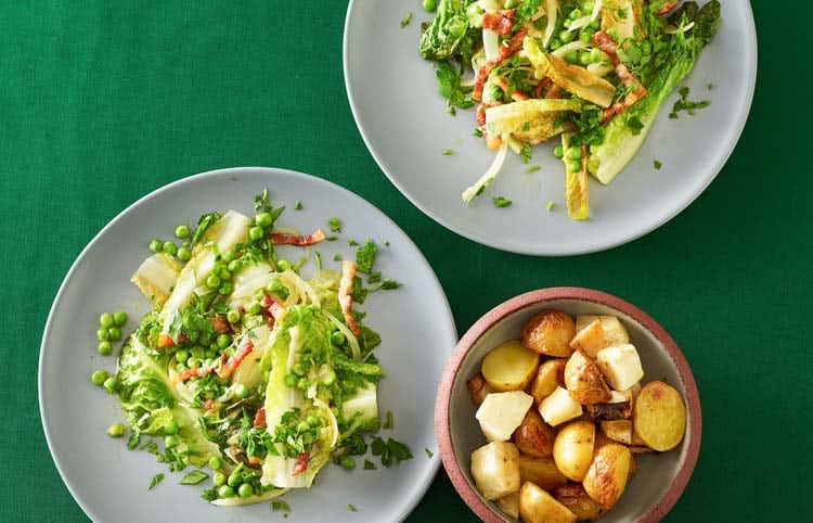 Ärtor Française med knaperstekt fläsk och ugnsbakad potatis
