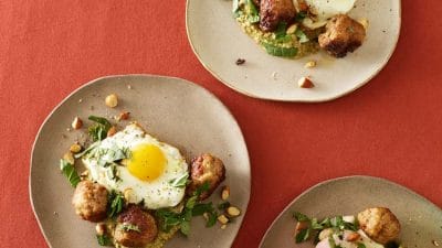 Köttbullar på fläskfärs med zucchiniröra och stekt ägg
