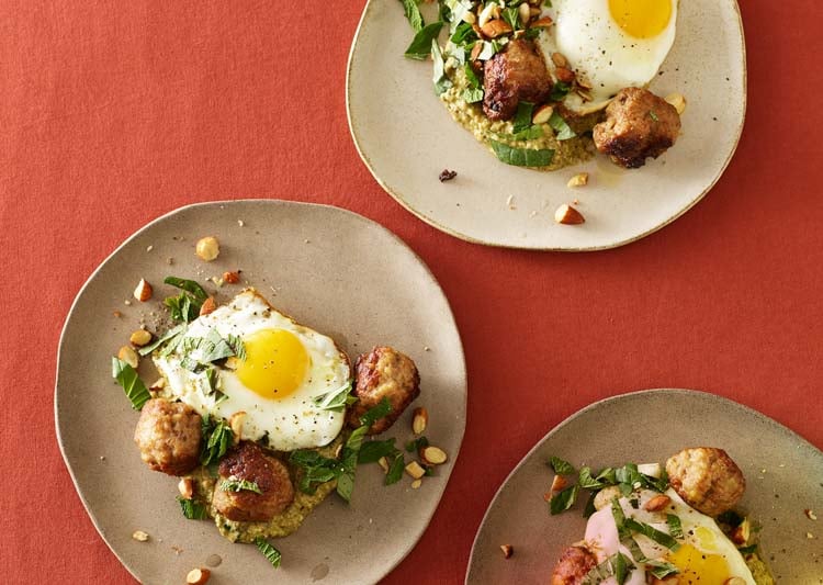 Köttbullar på fläskfärs med zucchiniröra och stekt ägg